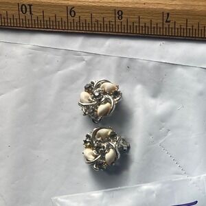 Vintage Screw Back Earrings Cream Pearl Flower Gold Tone Clip Ons